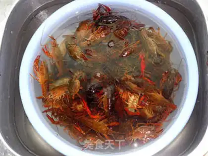 Make spicy crayfish step 1