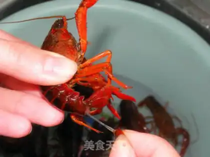 Make spicy crayfish step 2