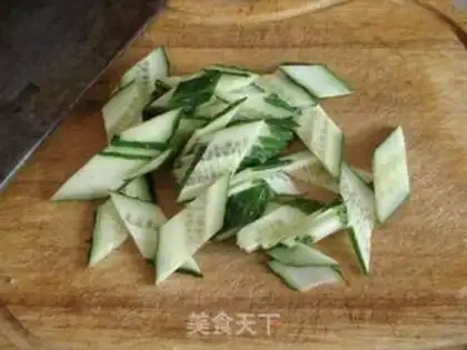 Make stir-fried cucumber and dried bean curd with eight-belt step 4