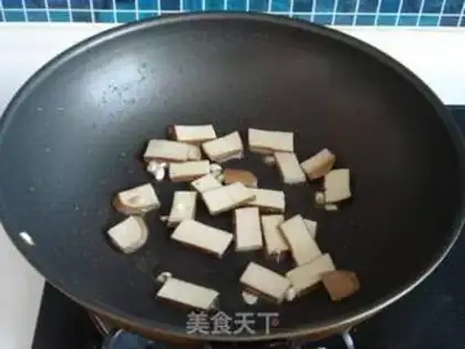 Make stir-fried cucumber and dried bean curd with eight-belt step 6