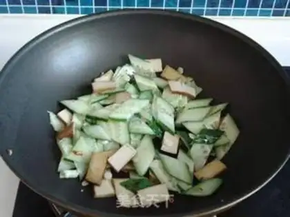 Make stir-fried cucumber and dried bean curd with eight-belt step 7