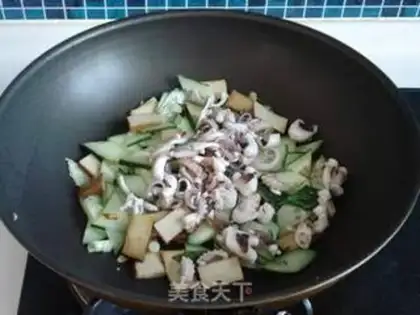 Make stir-fried cucumber and dried bean curd with eight-belt step 8