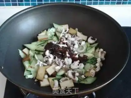Make stir-fried cucumber and dried bean curd with eight-belt step 9