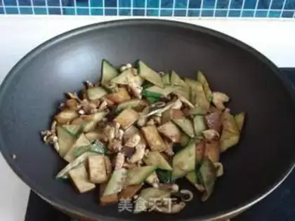 Make stir-fried cucumber and dried bean curd with eight-belt step 10