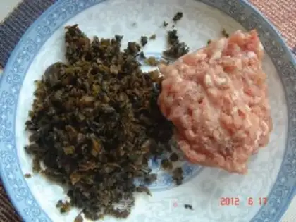 Make Noodles with bean sprouts and minced pork step 1
