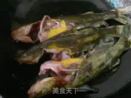 Make Braised fish with red sauce step 2