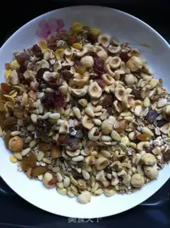 Make Nuts and cereals pie step 1