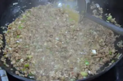 Make Diced eggplant meat sauce noodles stewed step 3
