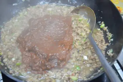 Make Diced eggplant meat sauce noodles stewed step 4