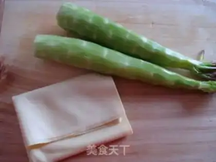 Make Salad lettuce and shredded leaf step 0