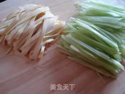 Make Salad lettuce and shredded leaf step 1