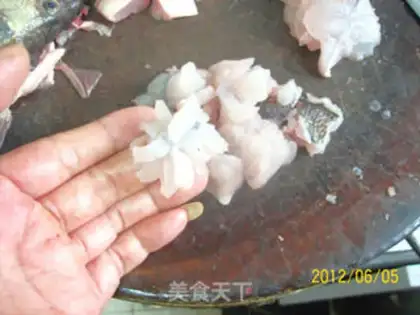 Make Sweet and sour Jingui Hangju Fish step 1