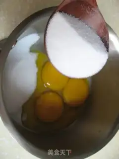 Make egg yolk cream paste step 1