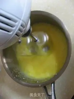 Make egg yolk cream paste step 4