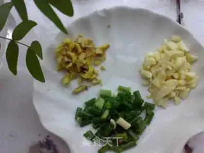 Make Steamed ginger and shallot with small flower spots step 1