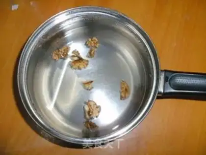 Make honey walnut water step 1