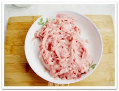 Make Shredded pork in Beijing sauce step 1