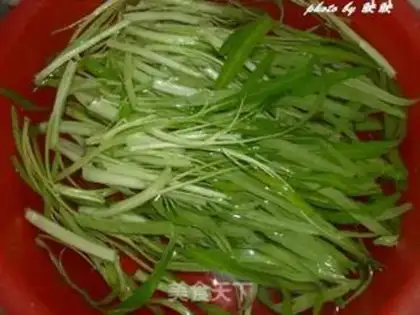 Make Stir-fried water cabbage with bean paste in Puning step 0