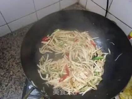 Make Scrambled eggs with rice straw step 1