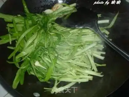 Make Stir-fried water cabbage with bean paste in Puning step 4