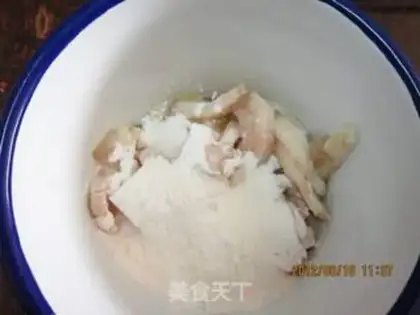 Make Sauteed vegetable and shredded pork soup step 1