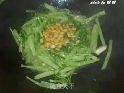 Make Stir-fried water cabbage with bean paste in Puning step 5
