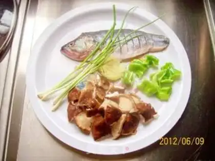 Make Roasted perch with shallots and mushrooms step 2