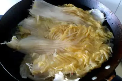 Make Northeast Chinese cabbage dumplings step 7