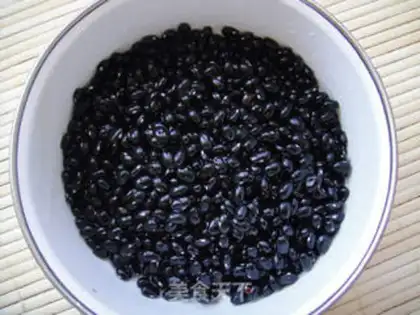 Make Black bean sweet date rice dumplings step 4