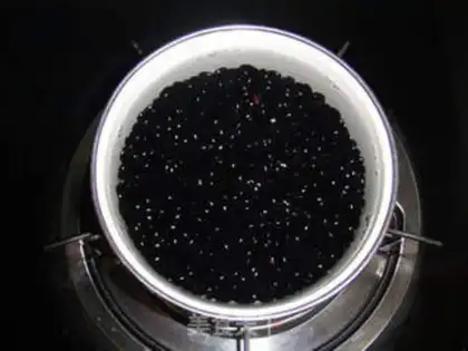 Make Black bean sweet date rice dumplings step 5