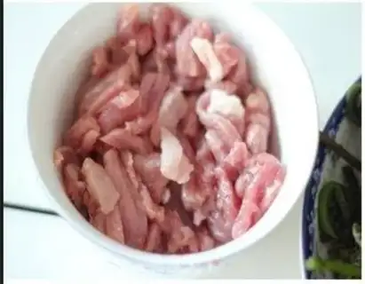 Make stir-fried shredded pork with monkey leg vegetables step 1