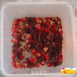 Make Rose banana milkshake step 0