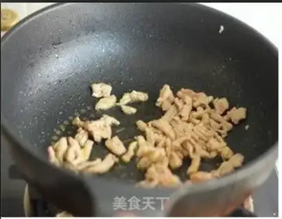Make stir-fried shredded pork with monkey leg vegetables step 3