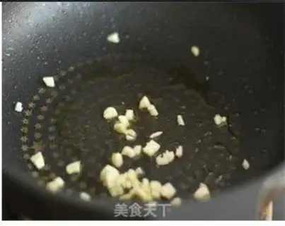 Make stir-fried shredded pork with monkey leg vegetables step 4