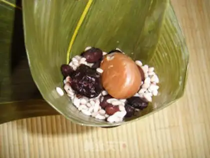Make Black bean sweet date rice dumplings step 11