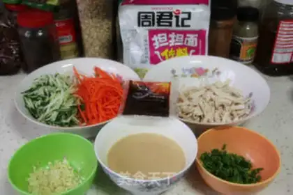 Make Shredded chicken with pepper and rice noodles step 1