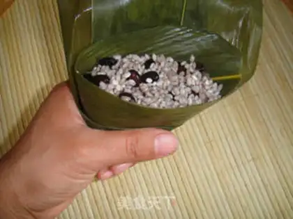 Make Black bean sweet date rice dumplings step 12
