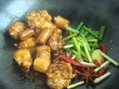 Make Braised pork tail with broad beans step 5