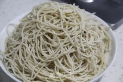 Make Shredded chicken with pepper and rice noodles step 2