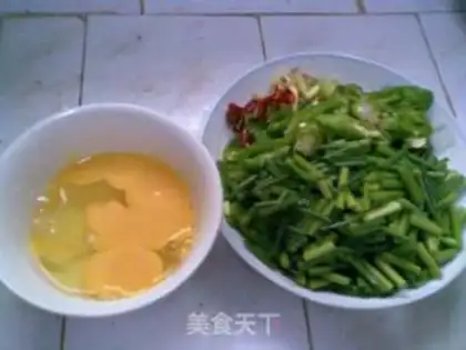 Make Scrambled eggs with leek moss step 1