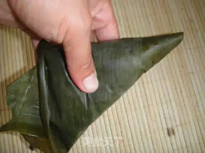 Make Black bean sweet date rice dumplings step 14