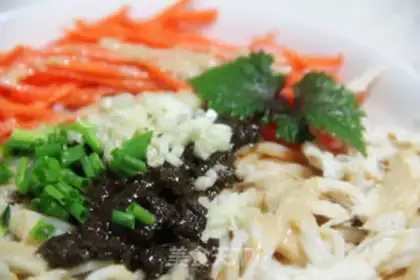 Make Shredded chicken with pepper and rice noodles step 4