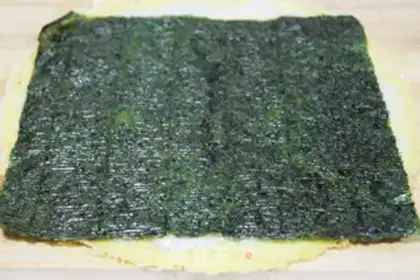 Make Egg skin perch roll step 5