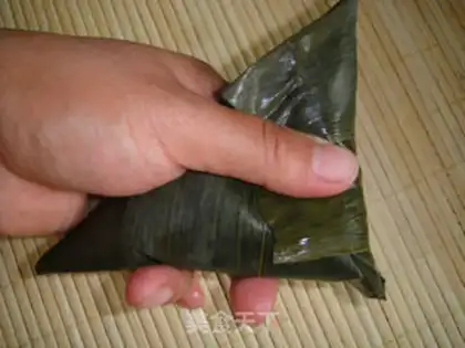 Make Black bean sweet date rice dumplings step 15