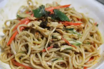 Make Shredded chicken with pepper and rice noodles step 5