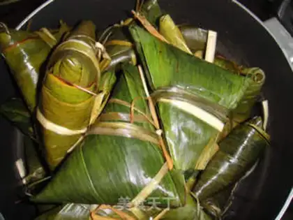 Make Black bean sweet date rice dumplings step 17