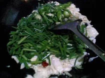 Make Scrambled eggs with leek moss step 4