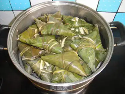 Make Black bean sweet date rice dumplings step 18