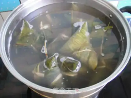 Make Black bean sweet date rice dumplings step 19