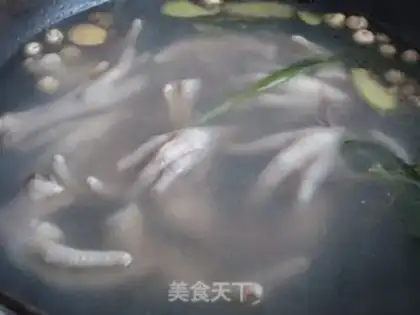 Make Special pickled pepper chicken feet step 1